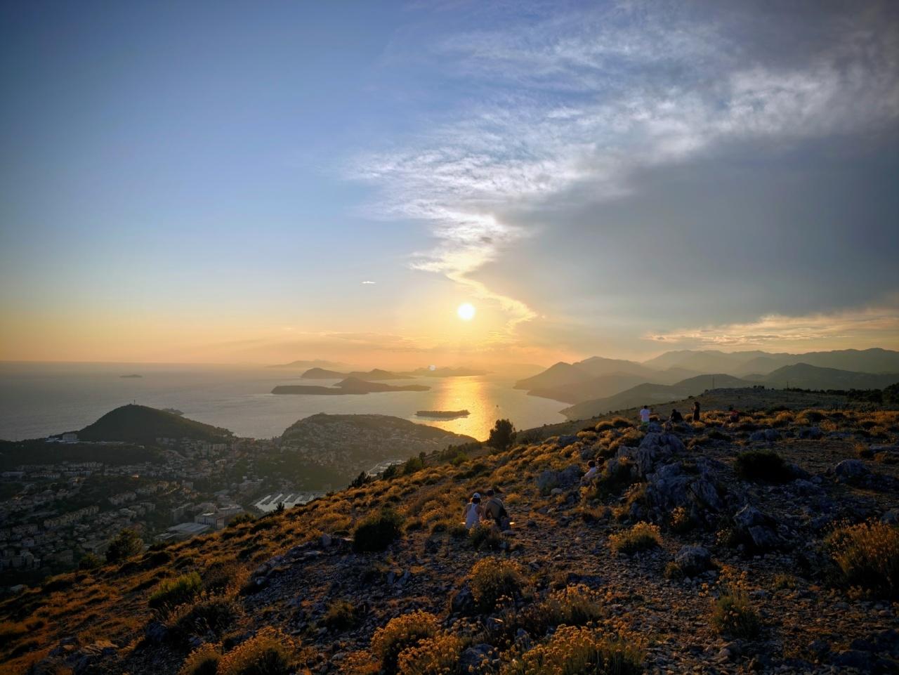 Panorama de montagnes, mer Adriatique et coucher de soleil assez haut encore