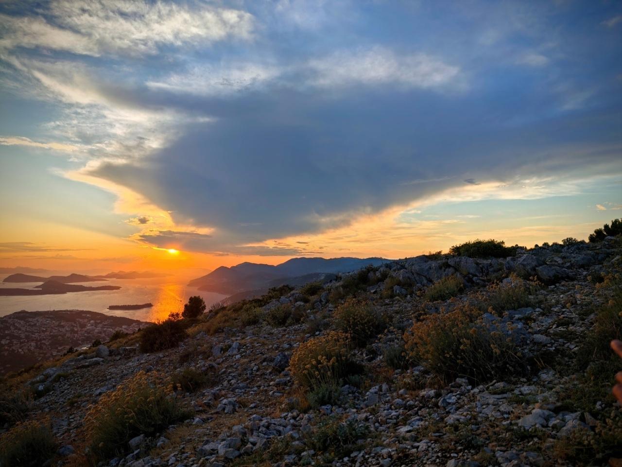 paysage d'une petite montagne avec la même vue du soleil couchant sur l'Adriatique
