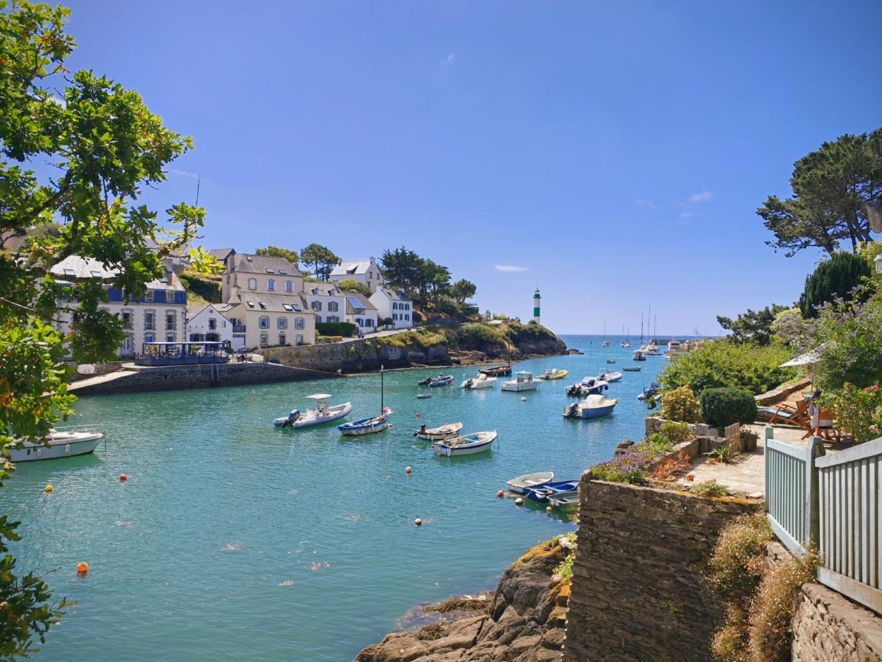 Vue du port avec un ciel immaculé