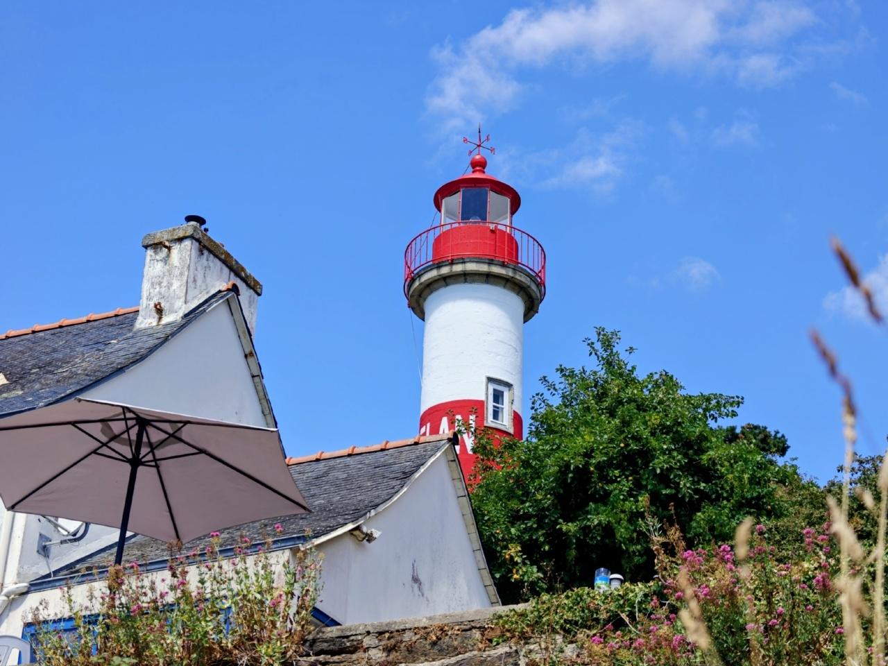 Vue du phare rouge depuis le bas du chemin côtier