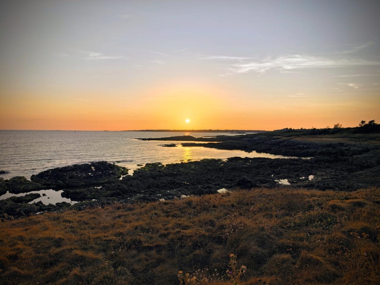 Coucher de soleil sur le bord de l'océan