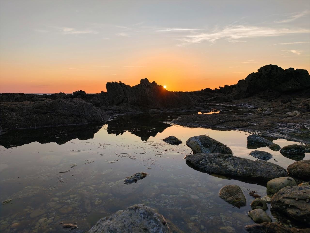 Coucher de soleil sur le bord de l'océan qui fait comme un lac (au raz d'une flaque en réalité)