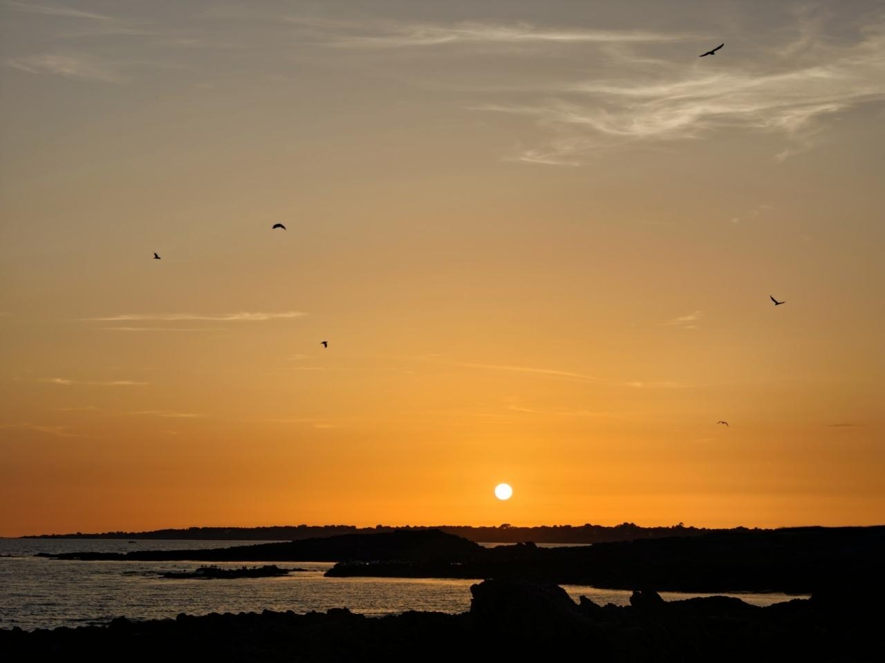 Coucher de soleil sur le bord de l'océan